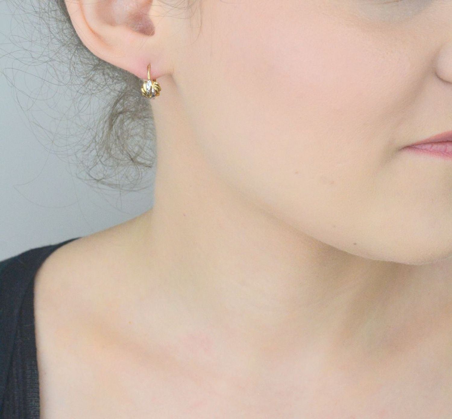 Kolczyki złote dla dziewczynki żółte i białe złoto 333. Urocze kolczyki dla małej dziewczynki, wykonane z wysokiej jakości złota próby 333. Kolczyki łączą eleganckie żółte 1.jpg